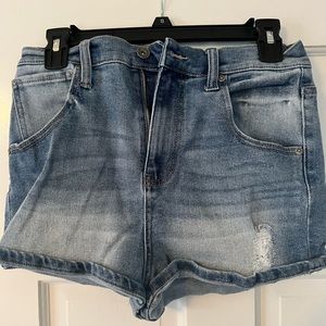 Kendall and Kylie The Drifter high rise shorts light wash